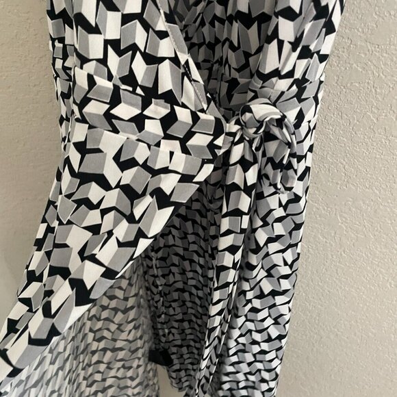Max & Cleo Black & Gray Patterned Wrap Dress Small - Picture 3 of 5